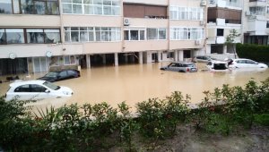 Zemin katta oturanlar selden son anda kurtarıldı