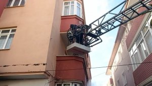 3 katlı binada çıkan yangında mahsur kalan kadını itfaiye kurtardı