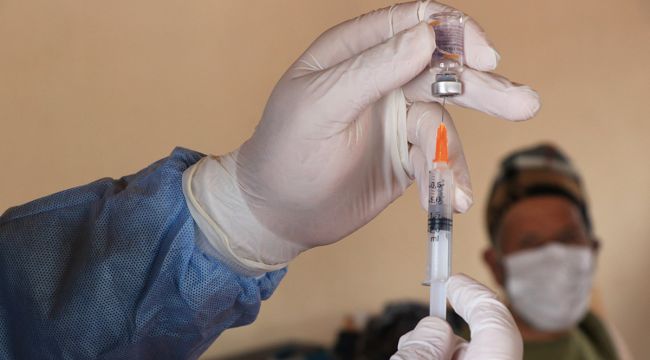 60 yaş üzeri vatandaşlar ve eşleri için aşılama başladı