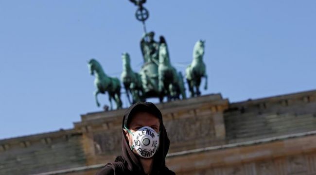 Almanya'daki maske skandalında iki vekil istifa etti