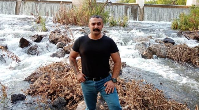 Arkadaşını bıçaklayanı, döve döve öldürdüler