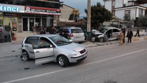 Aşırı süratli otomobil ortalığı savaş alanına çevirdi