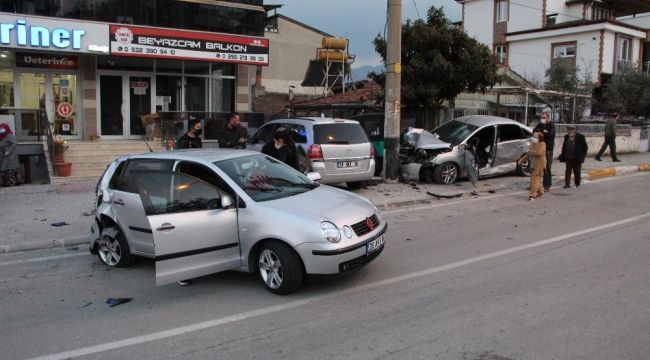 Aşırı süratli otomobil ortalığı savaş alanına çevirdi