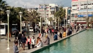 Aydınlılar sokağa akın etti, sosyal mesafe sıfıra indi