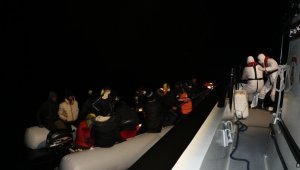 Ayvalık'ta 36 göçmen botları batmak üzereyken kurtarıldı