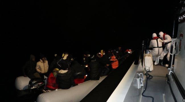 Ayvalık'ta 36 göçmen botları batmak üzereyken kurtarıldı