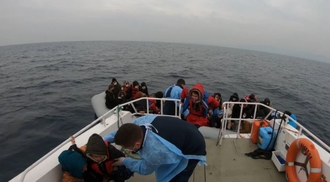 Ayvalık'ta Türk kara sularına itilen 44 mülteci kurtarıldı