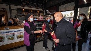 Başkan Soyer, kadınlara karanfil dağıttı