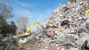 Bayraklı'da ağır hasarlı binalar yıkılıyor