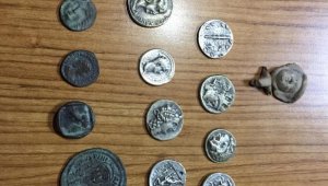 Bergama'da tarihi eser paralar ele geçirildi