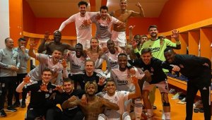 Beşiktaş galibiyet pozu kesti