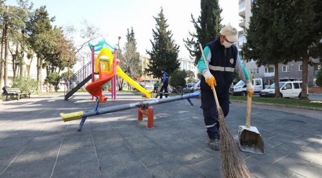 Buca'nın parklarında bahar temizliği