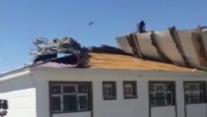 Çatılar kağıt gibi uçtu