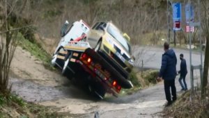 Çekici üzerindeki araçla devrildi