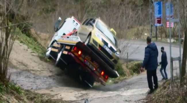 Çekici üzerindeki araçla devrildi