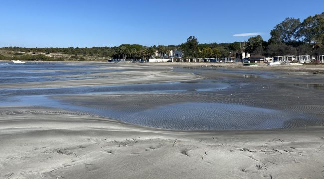 Çeşme'de deniz çekildi, tekneler karaya oturdu
