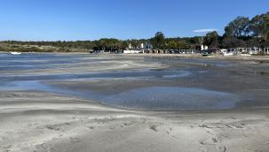Çeşme'de deniz çekildi, tekneler karaya oturdu