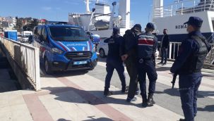 Çeşme'de  yelkenli yatta 50 göçmen yakalandı 