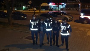 Çeşme'de 2 uyuşturucu satıcısı tutuklandı