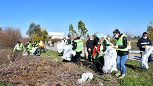 Çiğli'de bahar temizliği kıyı şeridiyle başladı