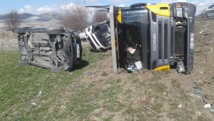 Cipleri taşıyan tır yoldan çıktı, sıfır araçlar tarlaya savruldu