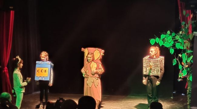 Çocuklar Dünya Tiyatro Gününde sahne aldı