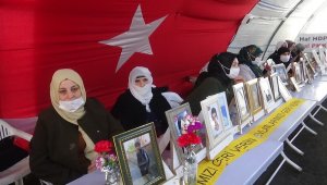 "Çocukların elleri kalem tutacaktı, silah verdiler"