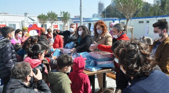 Depremzede çocuklara oyuncak