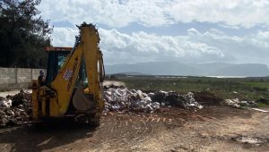 Dere yatağı kenarına dökülen kaçak moloz ve hafriyatlar kaldırılıyor