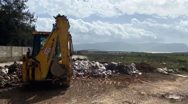 Dere yatağı kenarına dökülen kaçak moloz ve hafriyatlar kaldırılıyor