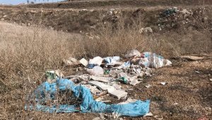 Duyarsızca atılan molozlar çevre kirliliğine neden oluyor