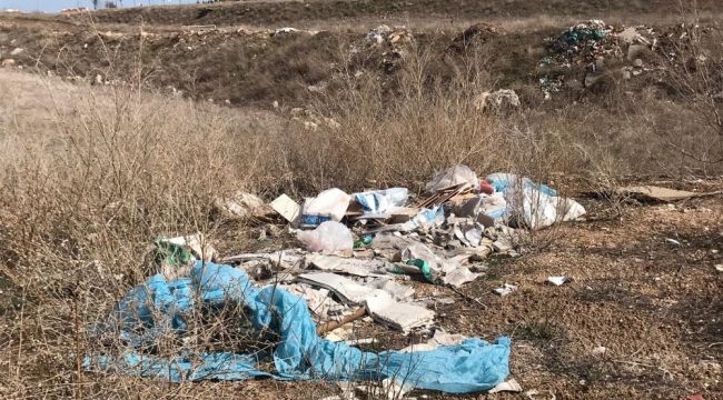 Duyarsızca atılan molozlar çevre kirliliğine neden oluyor