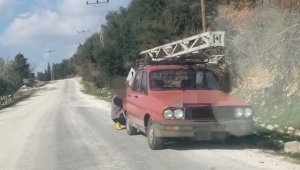 Elektrik direğini kesip hurdacıya götürürken yakalandı