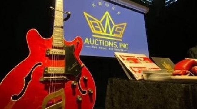 Elvis Presley'in gitarı rekor fiyata satıldı