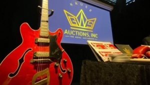 Elvis Presley'in gitarı rekor fiyata satıldı
