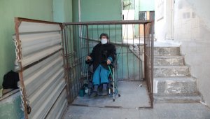 Engellinin akülü sandalyesinin şarj aletini çaldılar