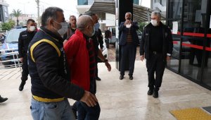 Eşini öldüren katile 'adamsın adam' dediler