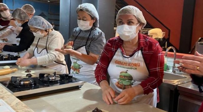 Ev kadınları, gıdayı korumak için mutfağa girdi