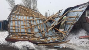 Fırtına evin çatısını uçurdu, duvarını yıktı