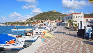 Foça'da esnaf yaz turizmine hazırlanıyor