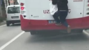 Hareket halindeki otobüse tutunarak canını hiçe saydı