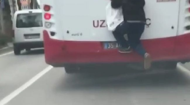Hareket halindeki otobüse tutunarak canını hiçe saydı