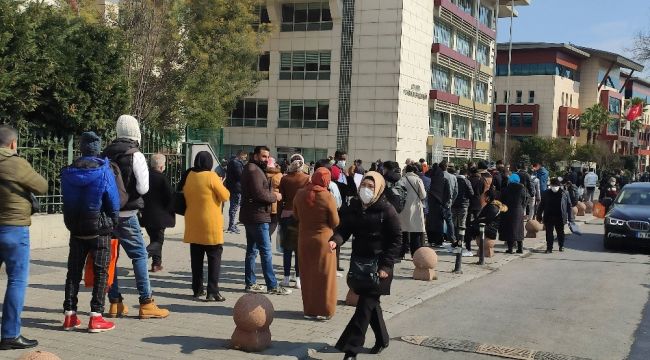 İstanbul'da vergi dairesi önünde uzun kuyruklar