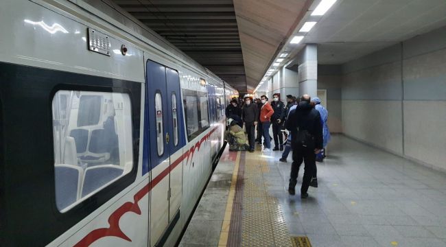 İZBAN treninin önüne atladı