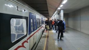 İZBAN treninin önüne atladı