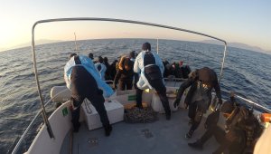 İzmir açıklarında 76 göçmen kurtarıldı
