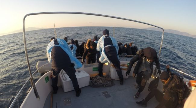 İzmir açıklarında 76 göçmen kurtarıldı