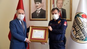 İzmir depreminde görev alan itfaiyecilere belge