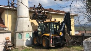 İzmir depreminde zarar gören camiinin yıkımına başlandı