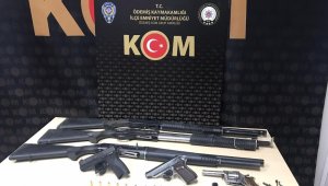 İzmir polisi, silah tacirlerini yakaladı